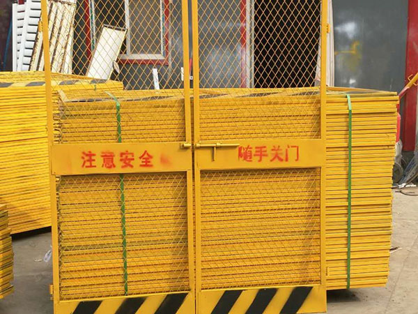 电梯防护门图片2